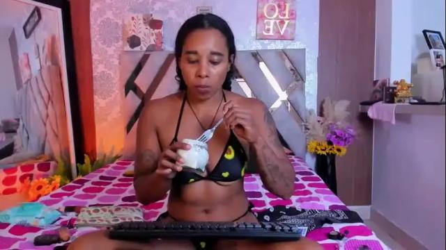 Image 12 of kelly__thomson Stream on Chaturbate on 1 month ago