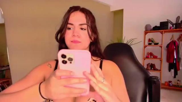 Image 11 of kemilfranceska Stream on Chaturbate on 15 months ago