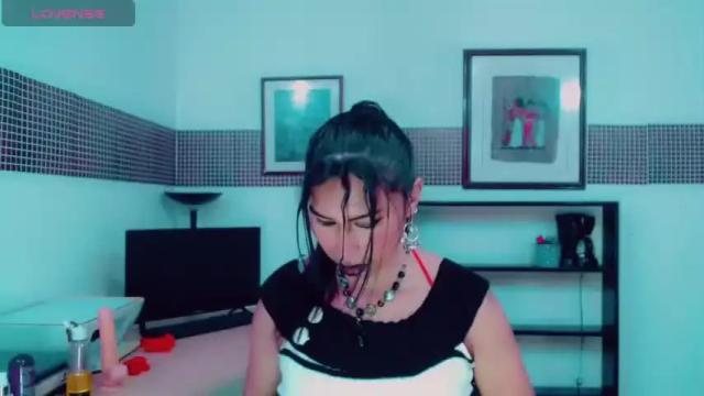 Image 12 of khiara_moretti Stream on Chaturbate on 15 months ago