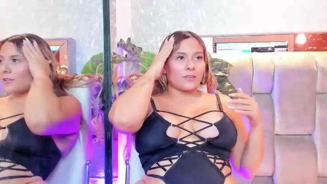Image 4 of khloesantana Stream on Chaturbate on 16 months ago