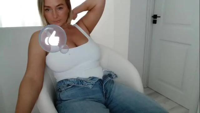 Image 2 of kiki_akai Stream on Chaturbate on 1 month ago