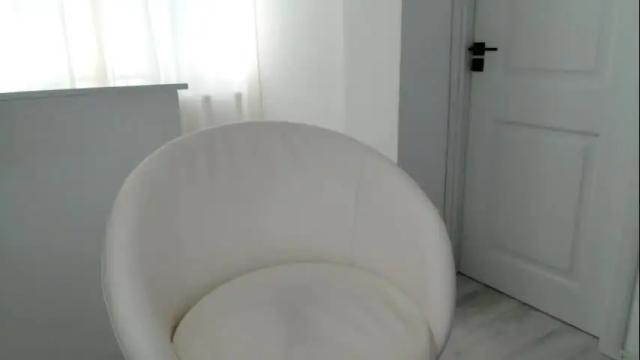 Image 2 of kiki_akai Stream on Chaturbate on 16 days ago