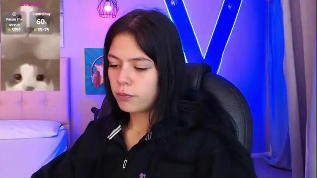 Image 2 of kiki_cams Stream on Chaturbate on 19 days ago
