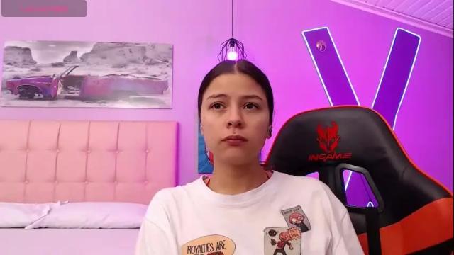 Image 2 of kiki_cams Stream on Chaturbate on 8 days ago