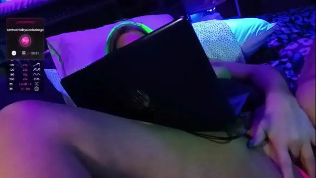 Image 8 of kikilovespartylights Stream on Chaturbate on 1 month ago