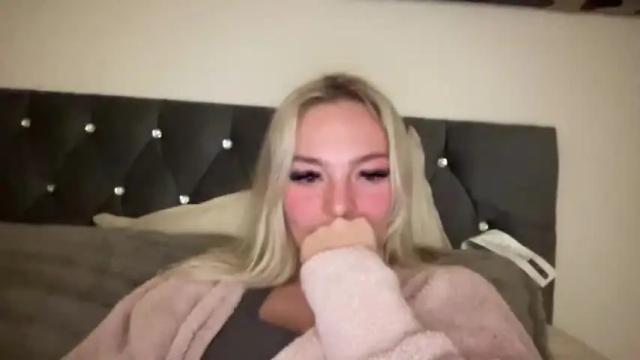 Image 4 of kinkychantelle98 Stream on Chaturbate on 15 months ago