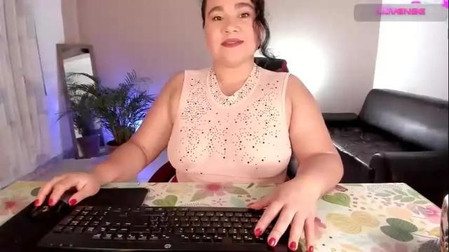 Image 4 of kinkyelise Stream on Chaturbate on 9 days ago