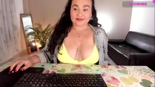 Image 12 of kinkyelise Stream on Chaturbate on 1 month ago