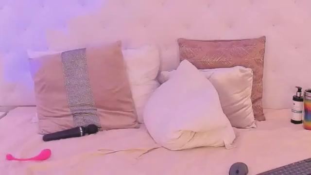 Image 3 of kira__gonzales Stream on Chaturbate on 19 months ago