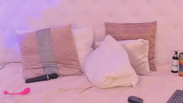 Image 4 of kira__gonzales Stream on Chaturbate on 19 months ago