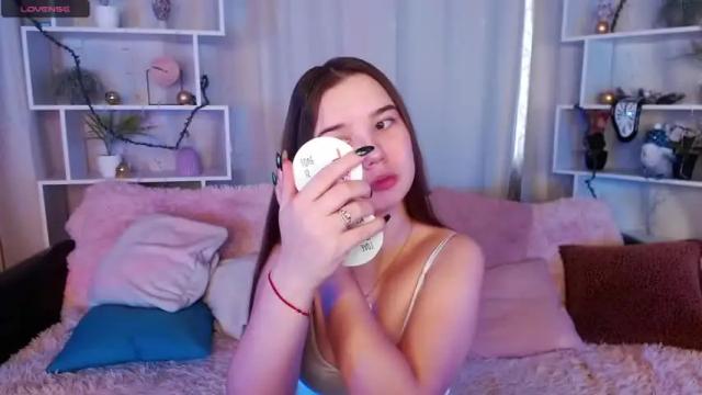 Image 2 of kira_babez Stream on Chaturbate on 16 months ago