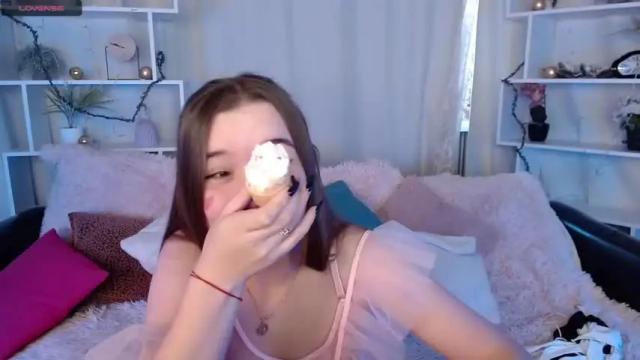 Image 2 of kira_babez Stream on Chaturbate on 16 months ago