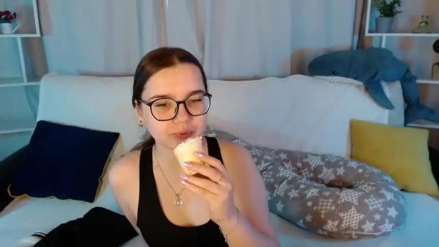 Image 3 of kira_babez Stream on Chaturbate on 14 months ago