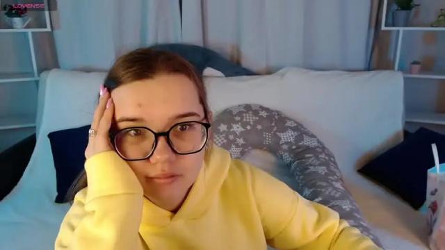 Image 2 of kira_babez Stream on Chaturbate on 14 months ago