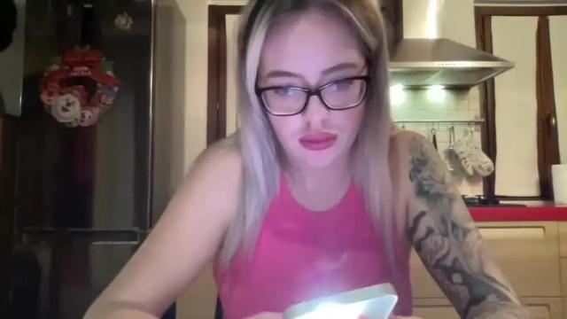Image 10 of kira_hot_pussy Stream on Chaturbate on 18 months ago