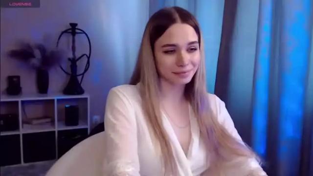 Image 3 of kira_lux Stream on Chaturbate on 15 months ago