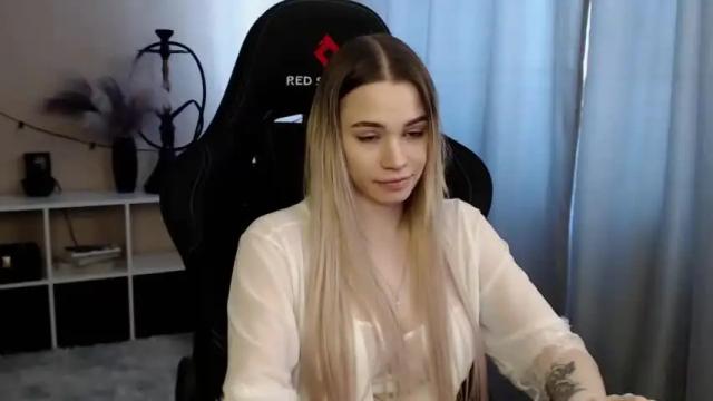 Image 3 of kira_lux Stream on Chaturbate on 15 months ago