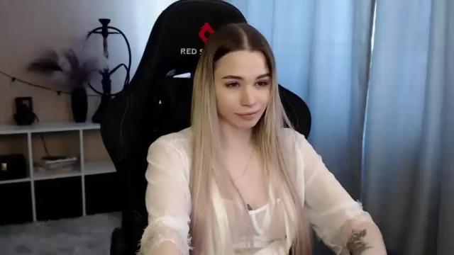 Image 4 of kira_lux Stream on Chaturbate on 15 months ago
