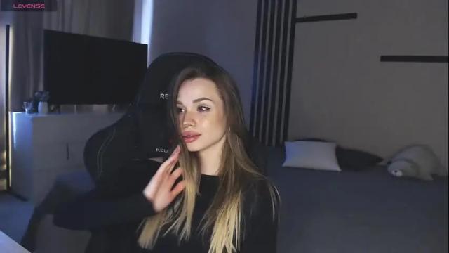 Image 10 of kira_lux Stream on Chaturbate on 3 days ago