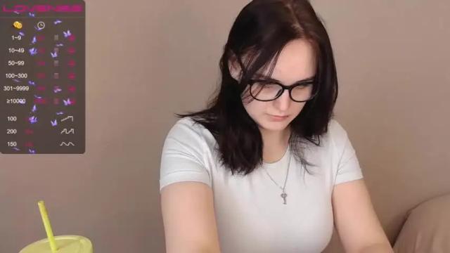 Image 3 of kira_maay Stream on Chaturbate on 14 months ago