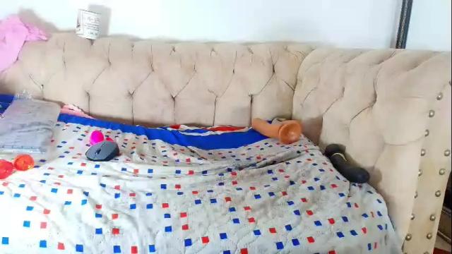 Image 2 of kira_mackenzie Stream on Chaturbate on 2 months ago