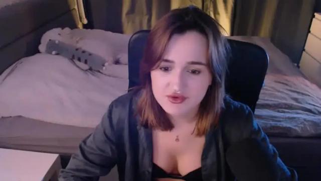 Image 2 of kira_yammy Stream on Chaturbate on 13 months ago