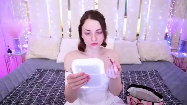 Image 2 of kirafoxik Stream on Chaturbate on 1 month ago