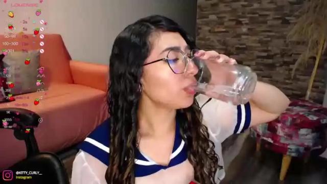Image 4 of kitty_curly Stream on Chaturbate on 14 months ago