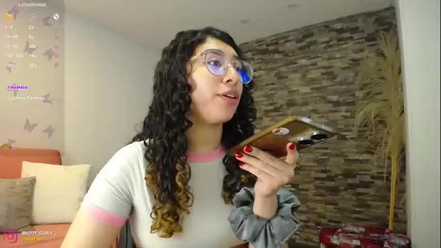 Image 10 of kitty_curly Stream on Chaturbate on 1 month ago