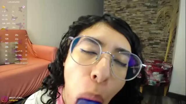 Image 2 of kitty_curly Stream on Chaturbate on 1 month ago