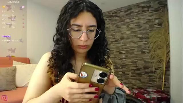 Image 4 of kitty_curly Stream on Chaturbate on 1 month ago