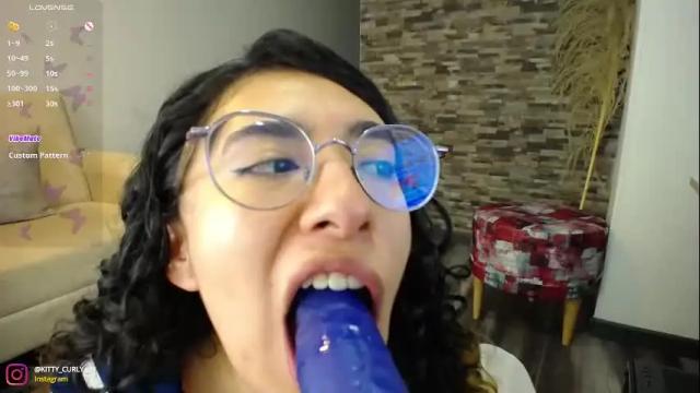 Image 4 of kitty_curly Stream on Chaturbate on 1 month ago