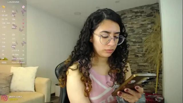 Image 3 of kitty_curly Stream on Chaturbate on 1 month ago