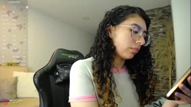Image 3 of kitty_curly Stream on Chaturbate on 6 days ago
