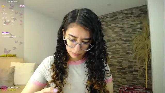 Image 6 of kitty_curly Stream on Chaturbate on 6 days ago