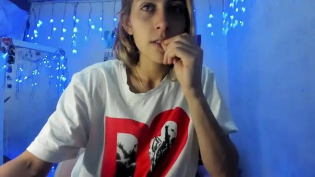 Image 2 of kitty_rousse69 Stream on Chaturbate on 15 months ago
