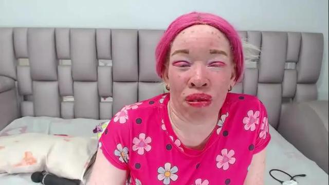 Image 2 of kittywhiteass Stream on Chaturbate on 4 days ago