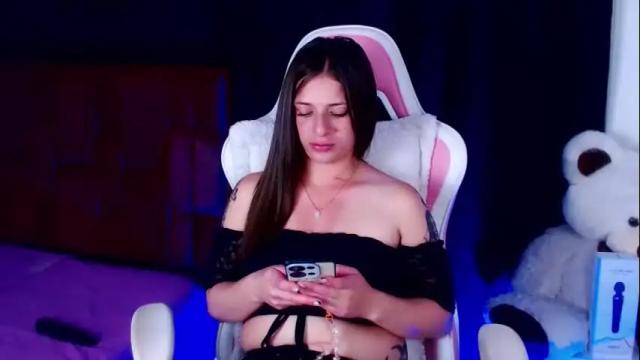 Image 12 of kloe_28 Stream on Chaturbate on 8 days ago