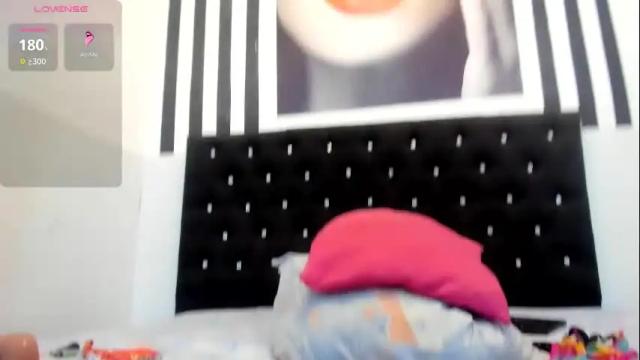 Image 3 of kloe__11 Stream on Chaturbate on 1 month ago