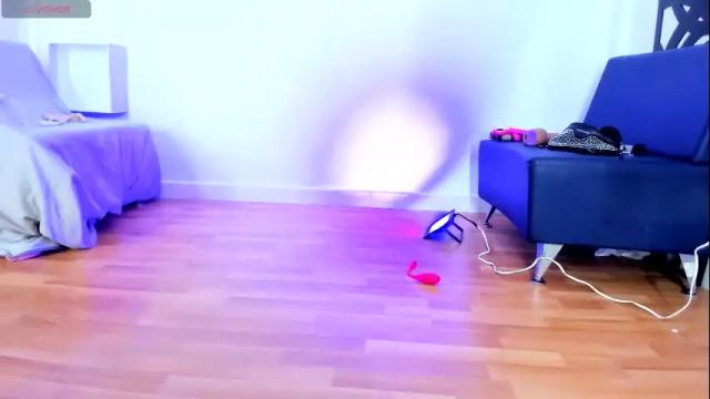 Image 6 of kloe__11 Stream on Chaturbate on 19 days ago