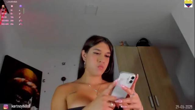 Image 10 of kortneyhills Stream on Chaturbate on 4 months ago