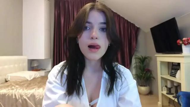 Image 4 of kr1stinarrow Stream on Chaturbate on 25 months ago