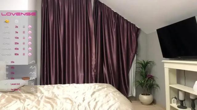 Image 6 of kr1stinarrow Stream on Chaturbate on 23 months ago