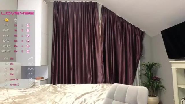 Image 11 of kr1stinarrow Stream on Chaturbate on 23 months ago