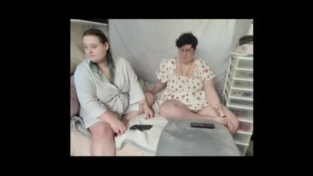 Image 2 of krispykitty Stream on Chaturbate on 18 months ago