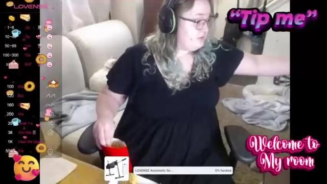 Image 7 of krispykitty Stream on Chaturbate on 16 months ago
