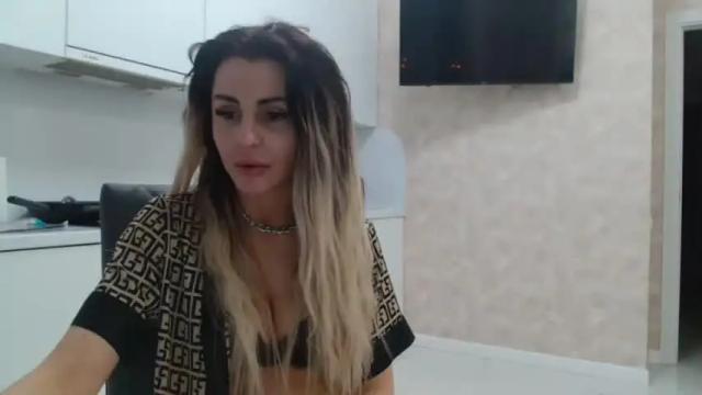 Image 11 of kristalblondy Stream on Chaturbate on 15 months ago