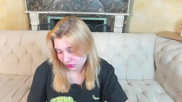 Image 11 of kristalldall Stream on Chaturbate on 18 months ago