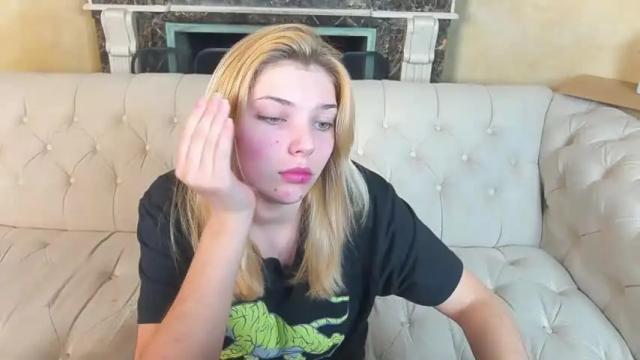 Image 12 of kristalldall Stream on Chaturbate on 18 months ago