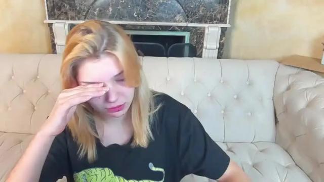 Image 2 of kristalldall Stream on Chaturbate on 18 months ago